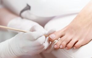 Летом лучше отказаться от темных оттенков лака на ногтях ног, отдавая предпочтение яркой или пастельной палитре