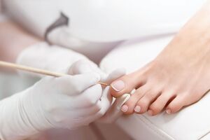 Улітку краще відмовитися від темних відтінків лаку на нігтях ніг, віддаючи перевагу яскравій або пастельній палітрі