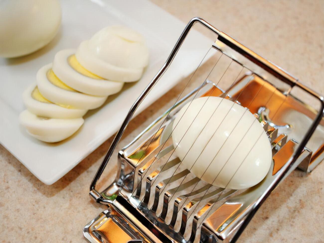 Розслідування почалося після низки скандалів, зокрема із закупівлею овочерізок в укриття