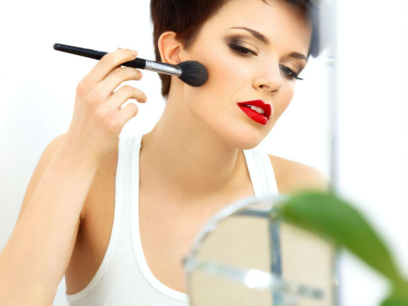 Румяна не должны визуально "опускать" лицо