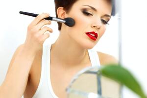 Румяна не должны визуально "опускать" лицо