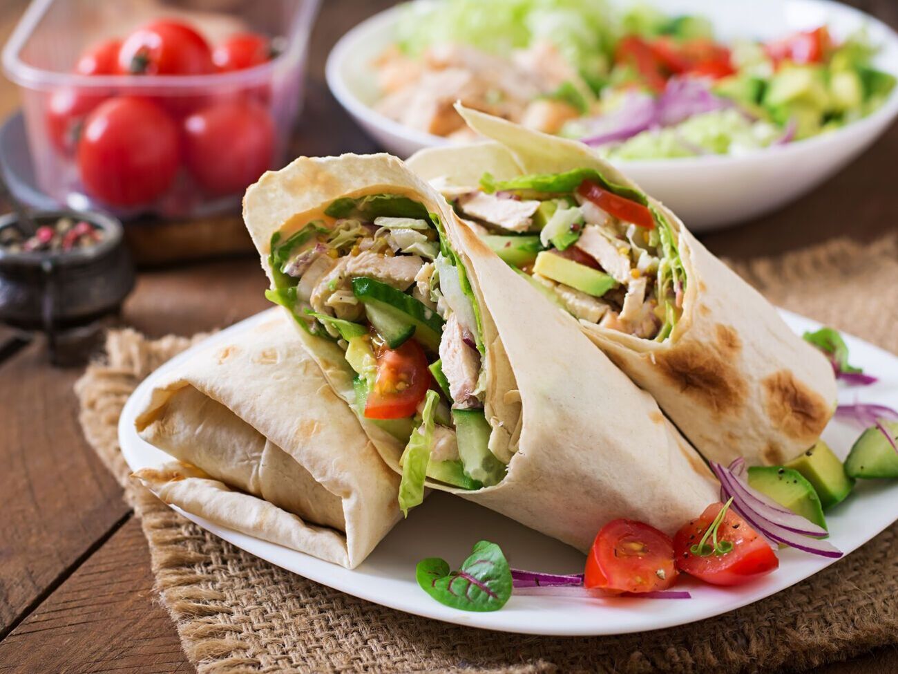 Для ролла понадобятся лаваш, куриное филе, капуста, огурец, сладкий перец, соевый соус и сметана