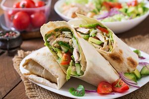 Для ролла понадобятся лаваш, куриное филе, капуста, огурец, сладкий перец, соевый соус и сметана