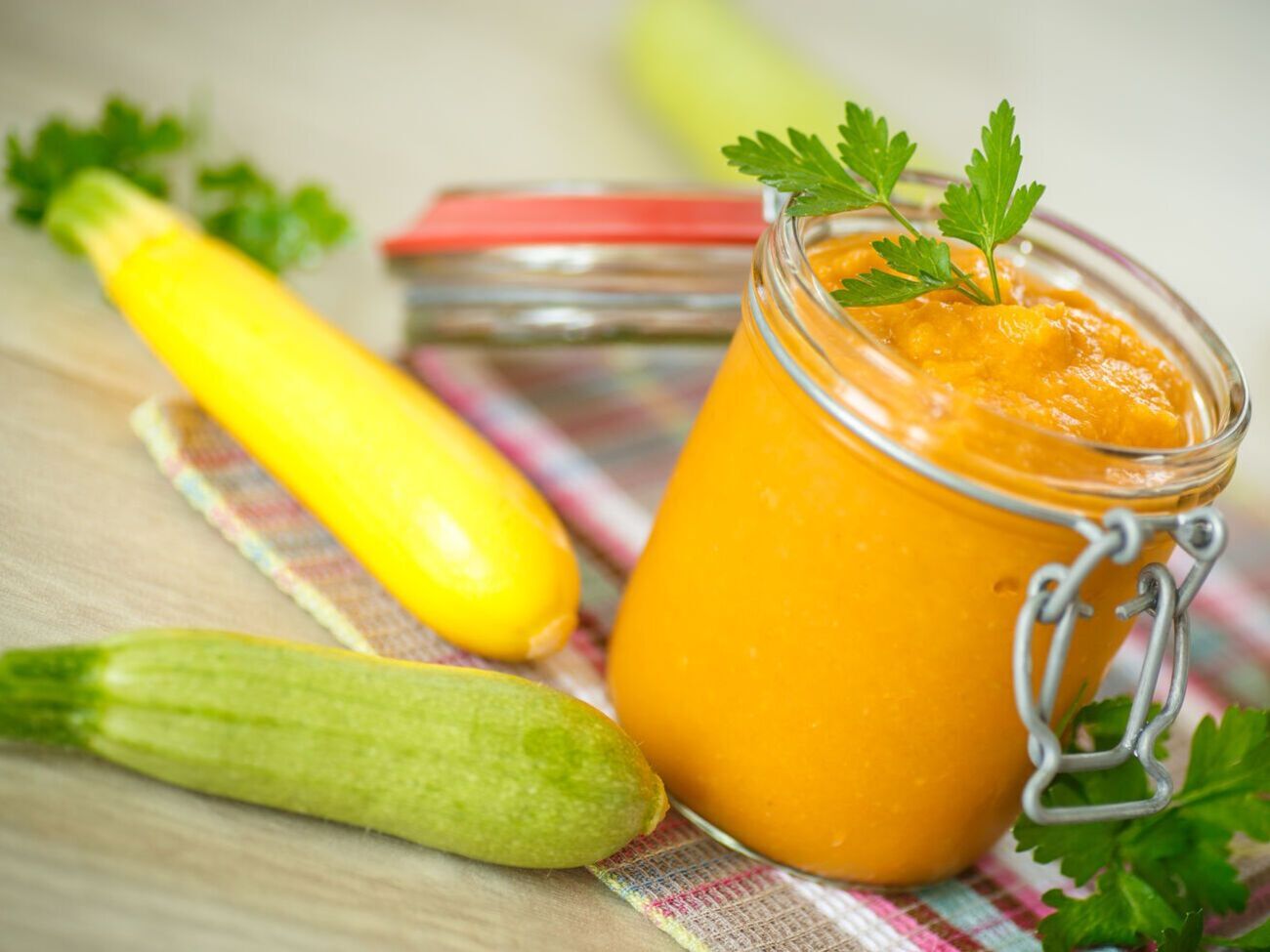 Для приготовления кабачковой икры лучше всего использовать молодые кабачки с тонкой кожурой и мягкими семенами