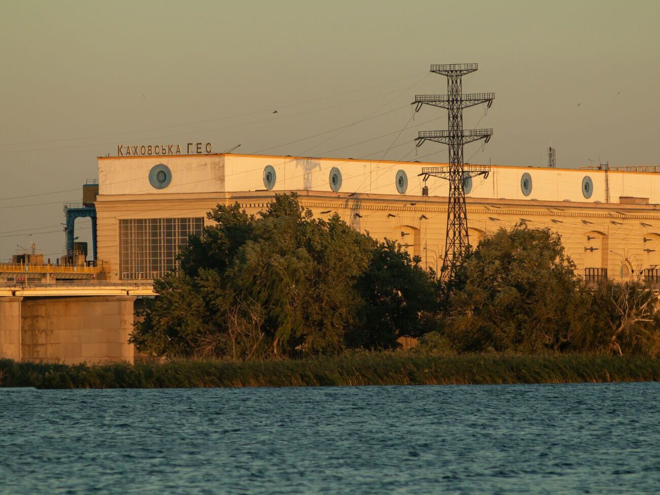 Такий вигляд Каховська ГЕС мала 2019 року