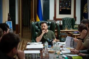 По словам Зеленского, одна из целей совещания – создание условий, чтобы образовательные возможности в государстве возвращали украинцев в страну