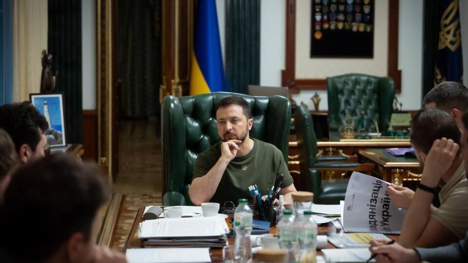 По словам Зеленского, одна из целей совещания – создание условий, чтобы образовательные возможности в государстве возвращали украинцев в страну