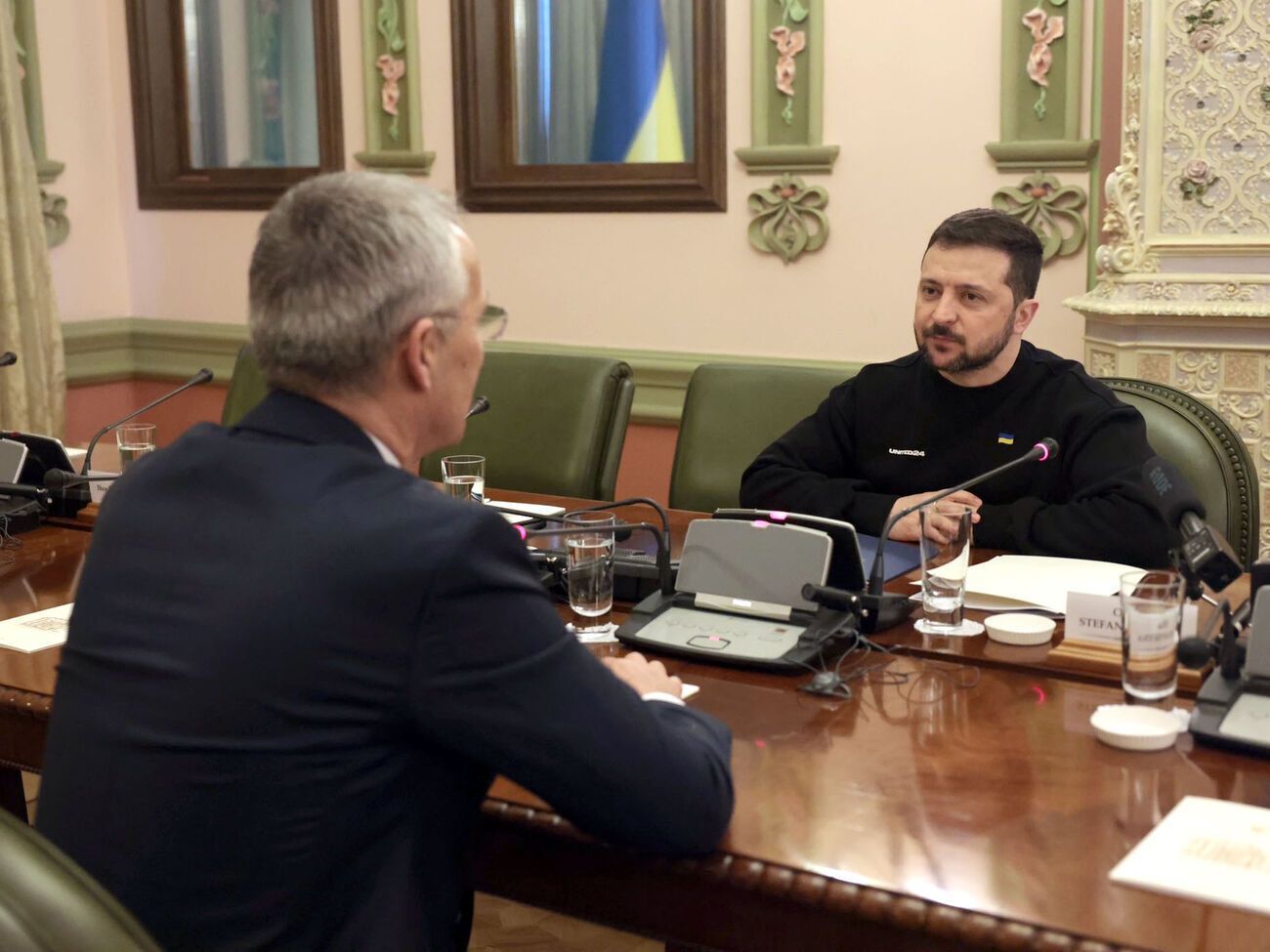Зеленский (справа) отметил, что Столтенберг знает его позицию по поводу членства Украины в НАТО