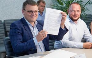 Кривонос (ліворуч) зазначив, що сидів за одним столом із Єрмаком разом з іншими експертами й урядовцями, коли презентував концепцію містобудування