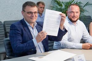Кривонос (слева) отметил, что сидел за одним столом с Ермаком вместе с другими экспертами и членами правительства, когда презентовал концепцию градостроительства