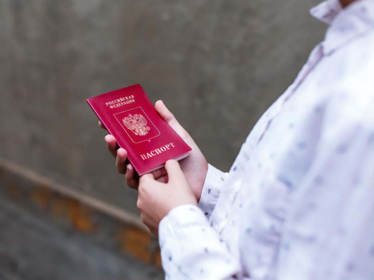Россияне пытаются заставить жителей оккупированных территорий получать гражданство РФ