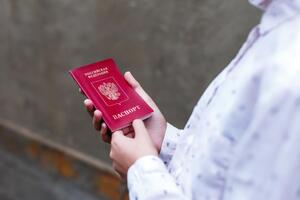 Россияне пытаются заставить жителей оккупированных территорий получать гражданство РФ