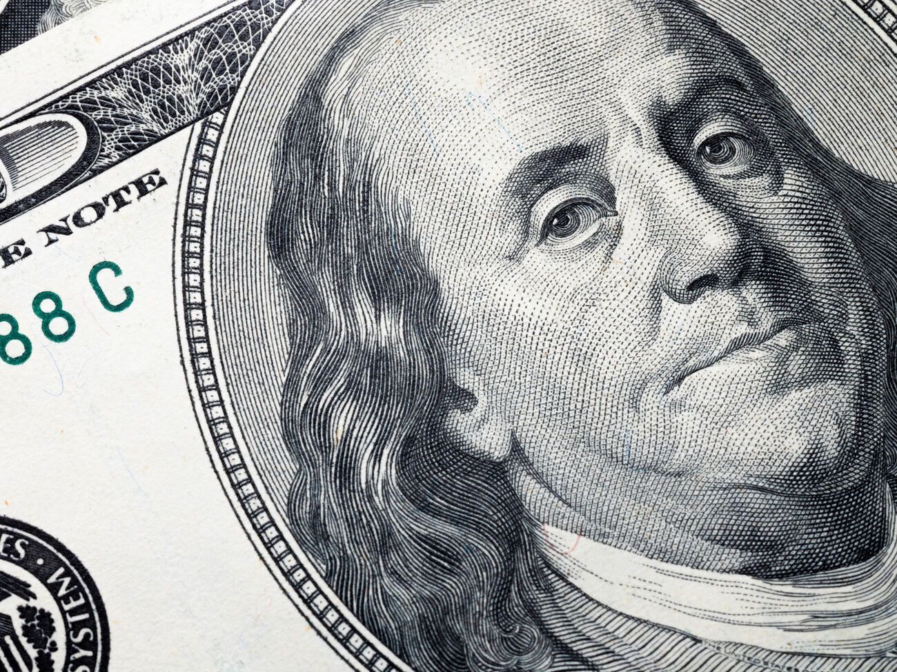 После начала полномасштабной войны на рынке стало больше старых купюр, говорят владельцы обменников. НБУ подчеркивает: ограничений на их обмен нет