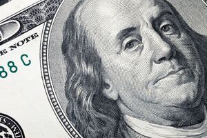 После начала полномасштабной войны на рынке стало больше старых купюр, говорят владельцы обменников. НБУ подчеркивает: ограничений на их обмен нет