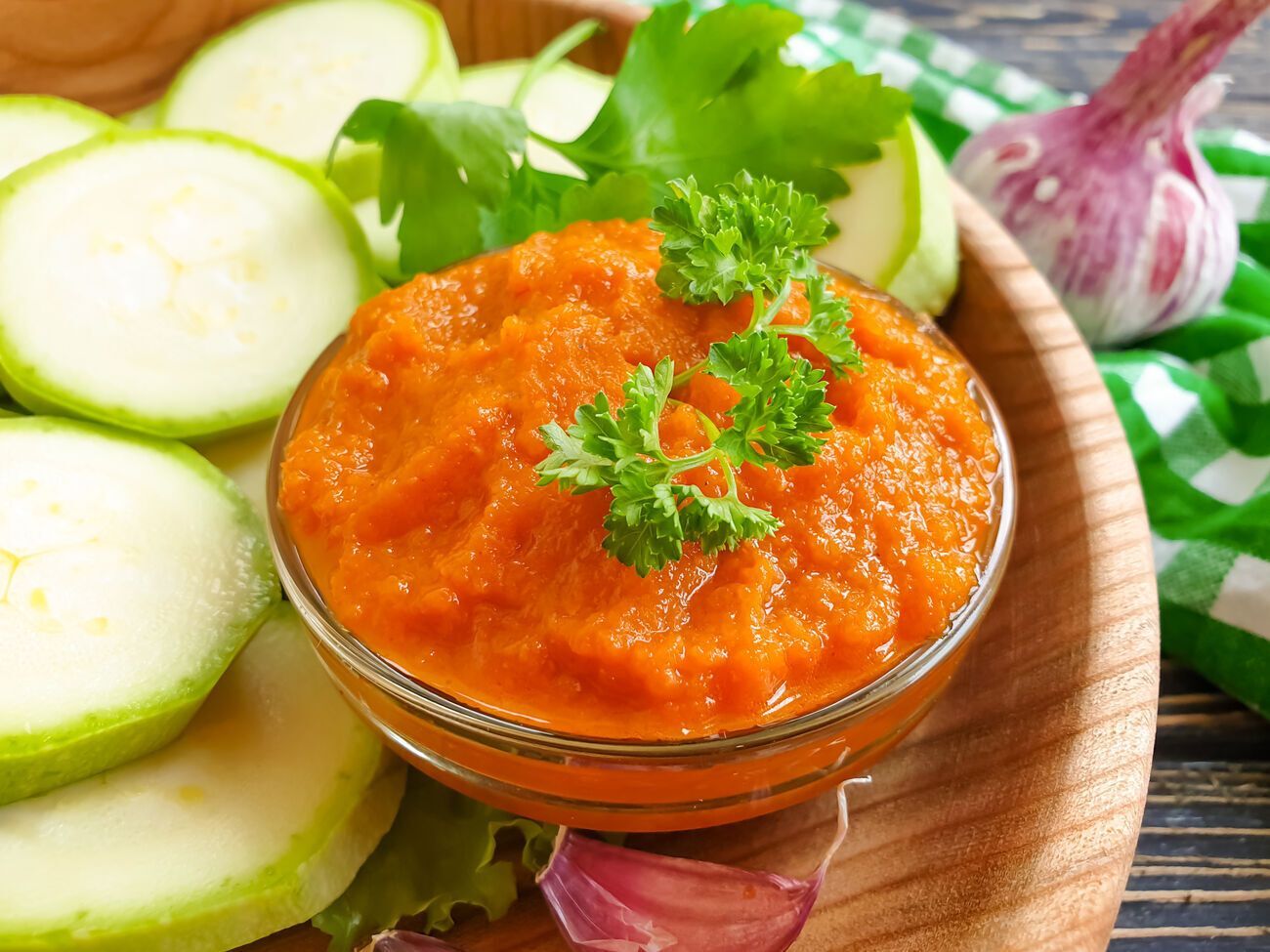 Для кабачковой икры лучше использовать молодые кабачки с тонкой кожурой и мягкими семенами