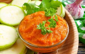Для кабачковой икры лучше использовать молодые кабачки с тонкой кожурой и мягкими семенами