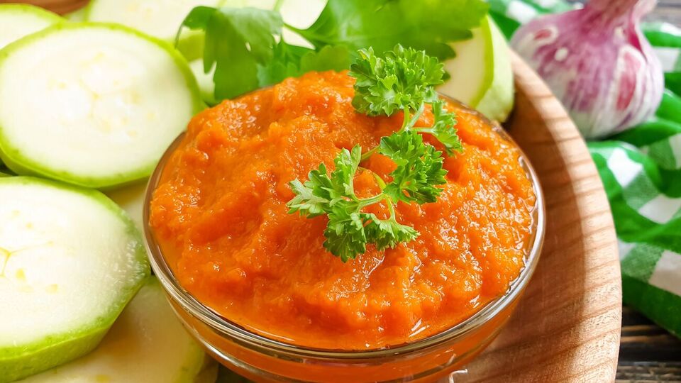 Для кабачковой икры лучше использовать молодые кабачки с тонкой кожурой и мягкими семенами