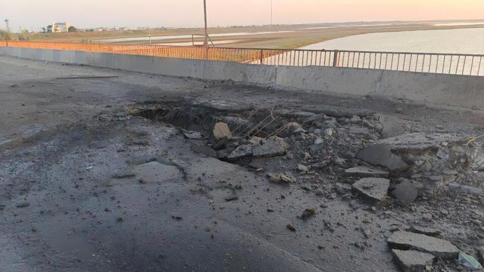 Автомобильное движение по автомобильному мосту в Чонгаре после удара приостановлено