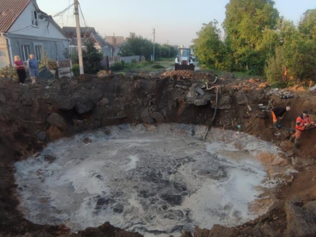 Воронка на месте одного из прилетов под Кривым Рогом
