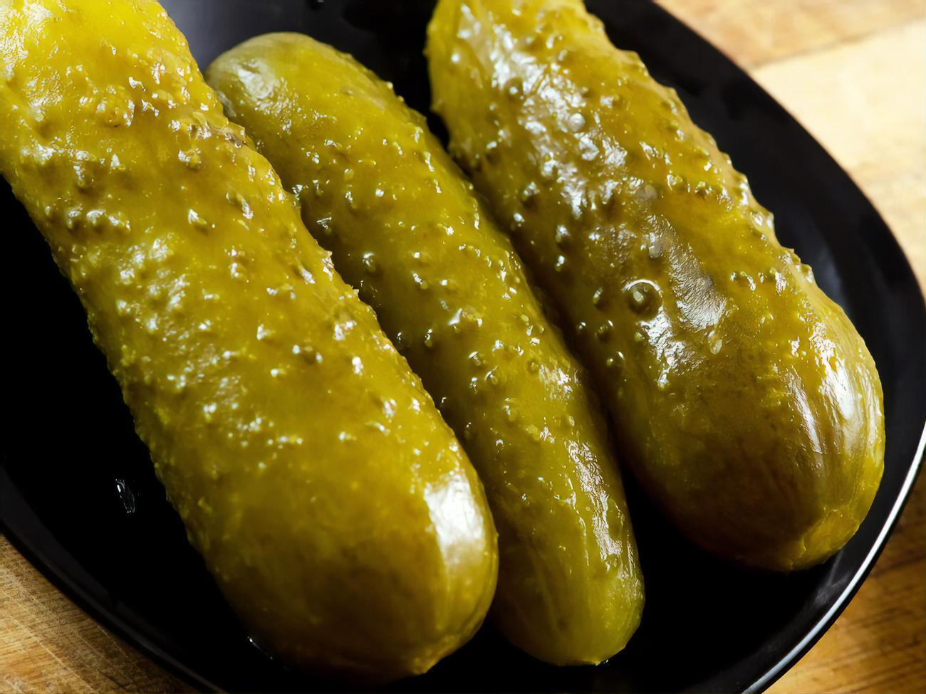 Огурцы, которые вы собираетесь солить или квасить, не должны быть слишком большими