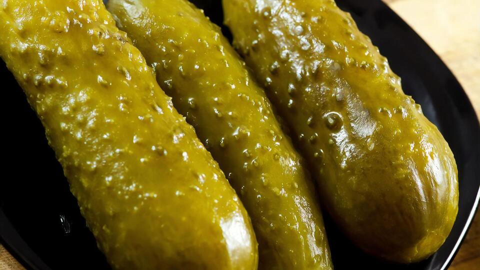 Огурцы, которые вы собираетесь солить или квасить, не должны быть слишком большими