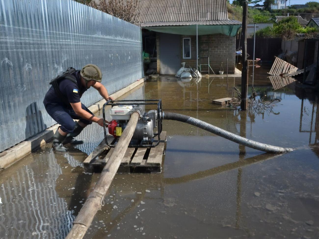 Рятувальники відкачують воду із затоплених будинків