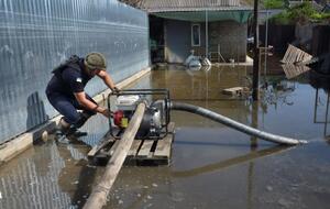 Спасатели откачивают воду из затопленных домов