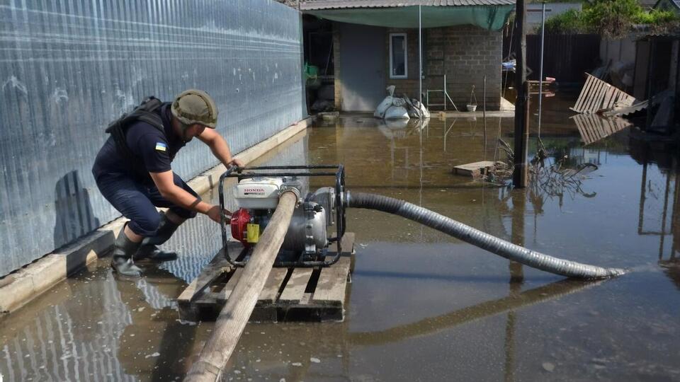 Спасатели откачивают воду из затопленных домов