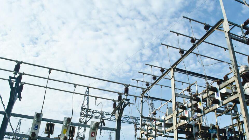 ФРУ запропонувала НКРЕКП обмежити зростання граничних цін на електроенергію на РДН у межах 2200 грн за МВт-год у години мінімального навантаження й 4400 грн за МВт-год – у години максимального