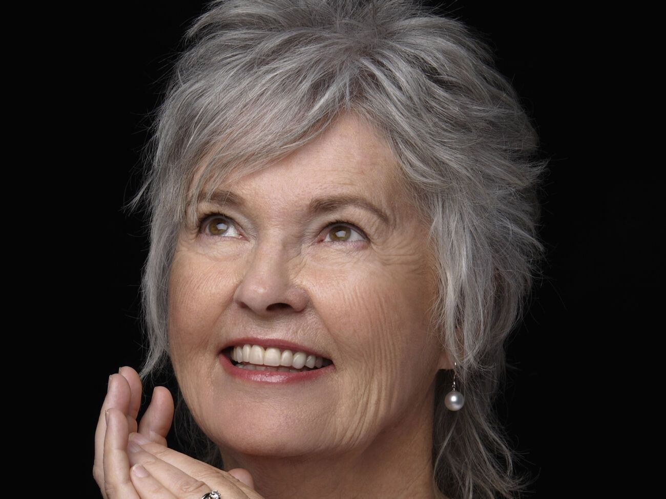 Женщинам старше 50 лет важно подобрать такую стрижку, которая не требует много усилий для укладки и при этом будет выгодно подчеркивать черты лица