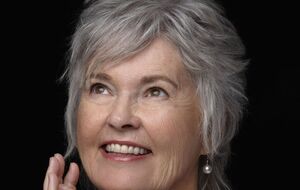 Женщинам старше 50 лет важно подобрать такую стрижку, которая не требует много усилий для укладки и при этом будет выгодно подчеркивать черты лица