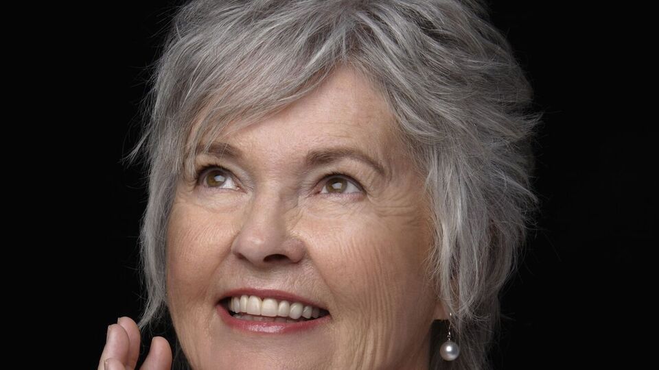 Женщинам старше 50 лет важно подобрать такую стрижку, которая не требует много усилий для укладки и при этом будет выгодно подчеркивать черты лица