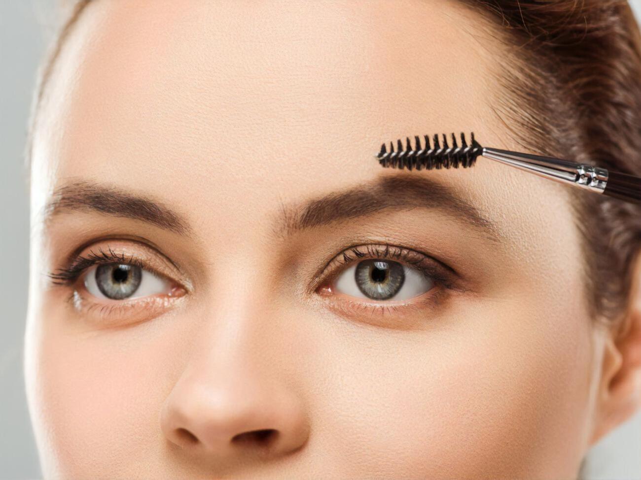 После покраски брови нужно расчесать