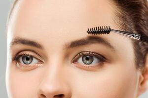 После покраски брови нужно расчесать