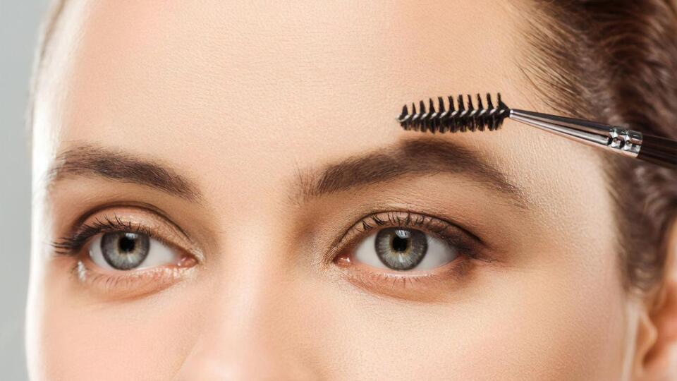 После покраски брови нужно расчесать