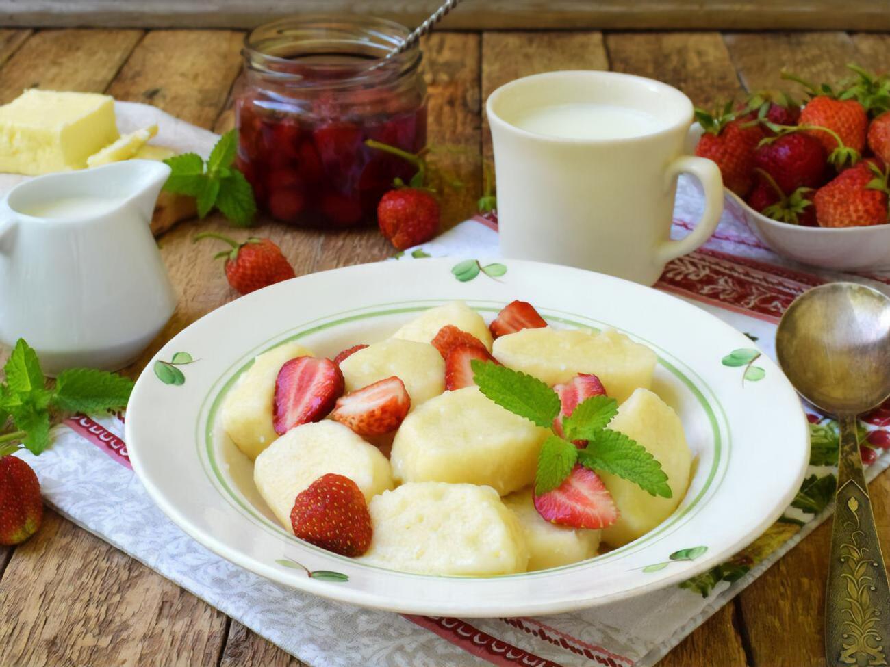 Ленивые вареники можно подавать с ягодами