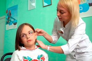 Теперь близким девочки не нужно разговаривать дома громко