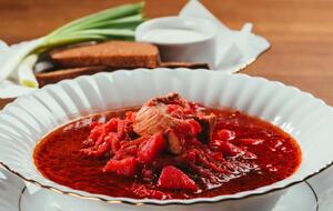 Саливанчук готовит борщ с двумя видами мяса