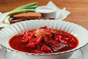 Саливанчук готовит борщ с двумя видами мяса