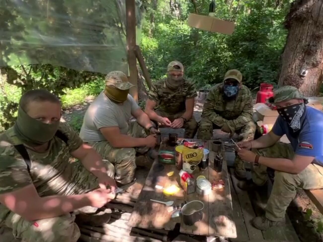 Той самий табір ПВК "Вагнер", по якому нібито завдали удару 23 червня, було знято на відео, опублікованому в Telegram Симоновим напередодні