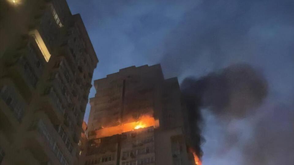 Руйнування та пожежі – на 16-му, 17-му й 18 поверхах будинку в Києві, зазначили у КМВА