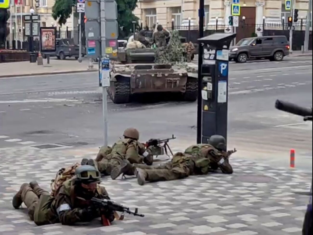 "Дождь" опублікував відео з автоматниками біля штабу Південного військового округу в Ростові