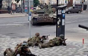 "Дождь" опубликовал видео с автоматчиками у штаба Южного военного округа в Ростове