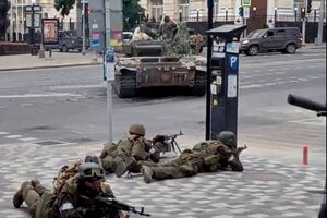 "Дождь" опубликовал видео с автоматчиками у штаба Южного военного округа в Ростове
