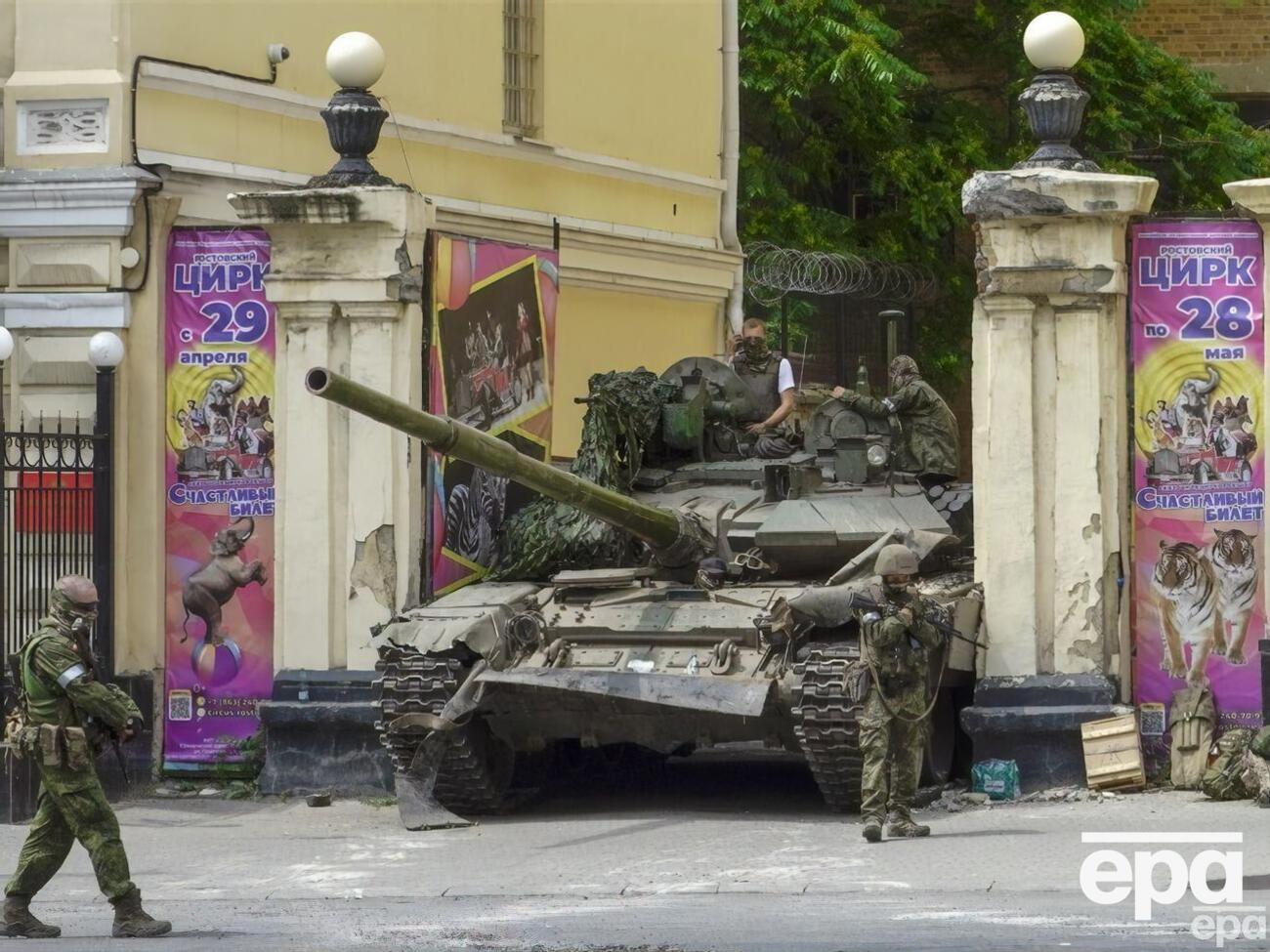 Застрявший в воротах цирка танк остается в городе