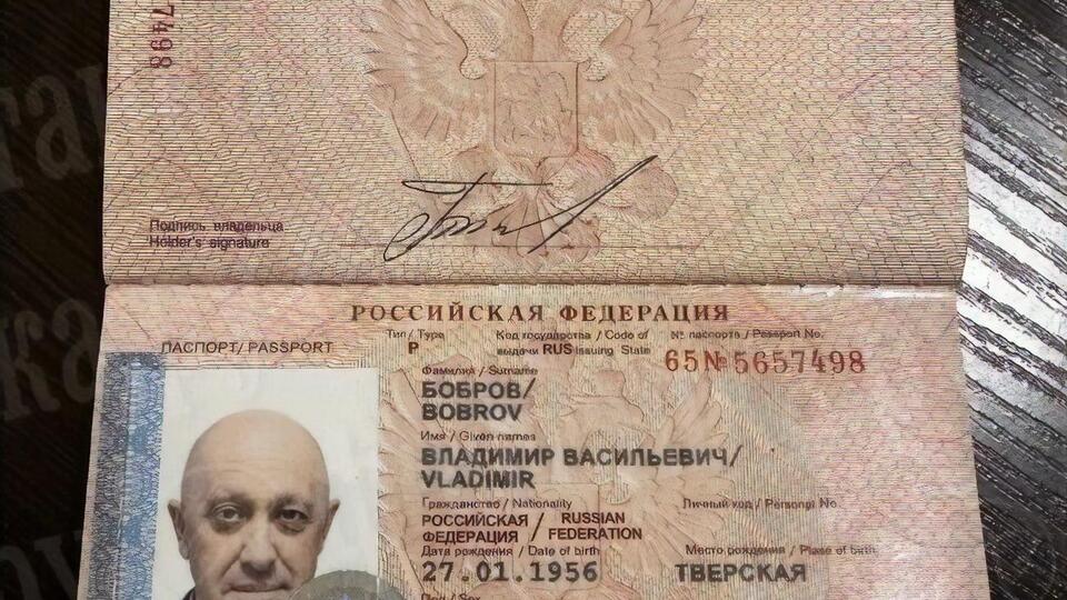 РосЗМІ опублікували паспорти з фотографією Пригожина, але з іншими іменами