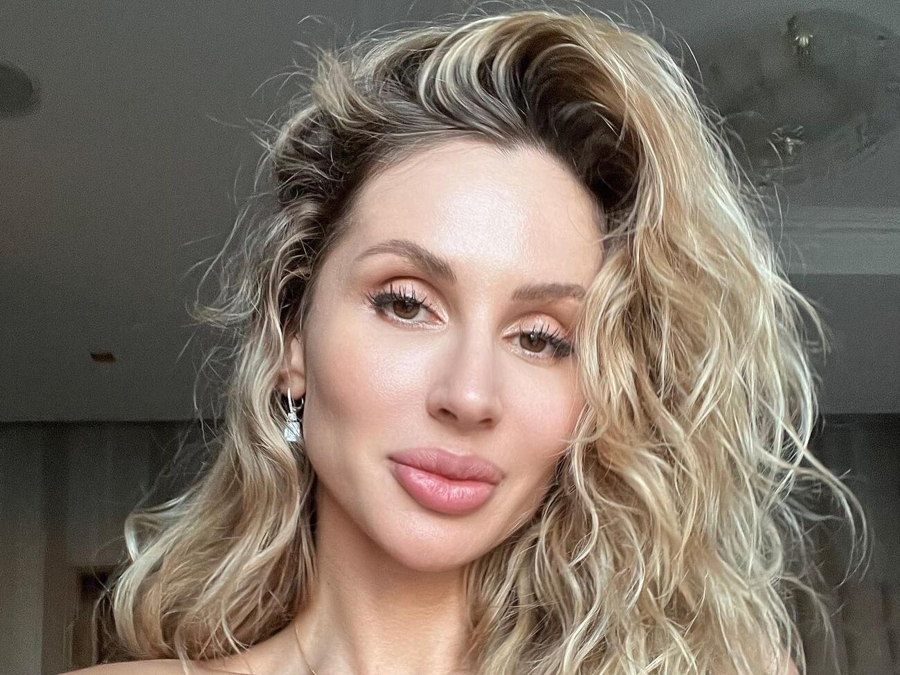 Loboda: Дівчинка, яка простояла увесь час із плакатом "Харків без Лободи", &ndash; я пишаюся тобою. Ти маєш право на свою думку, і я поважаю це