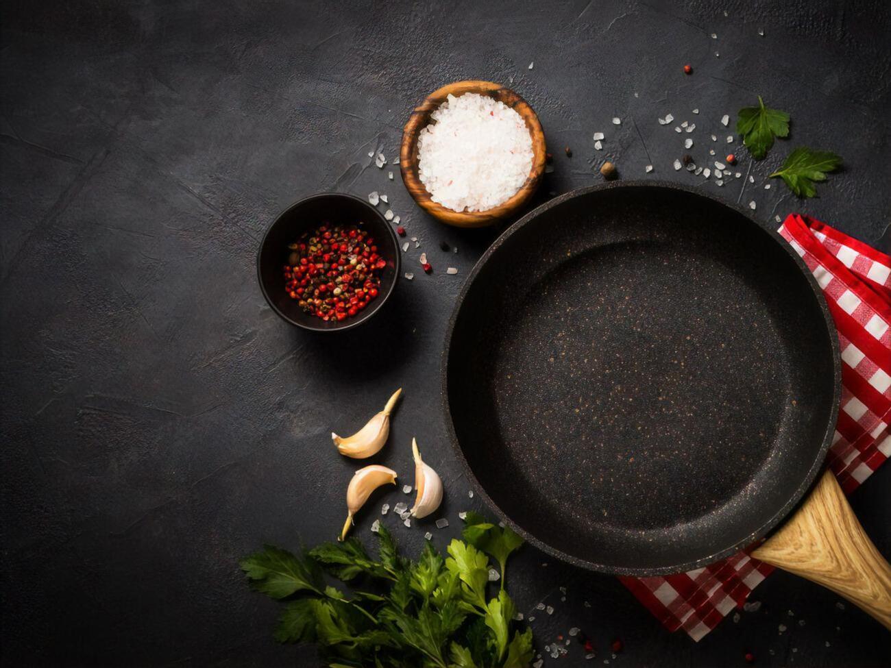 Антипригарную сковороду нужно использовать по назначению