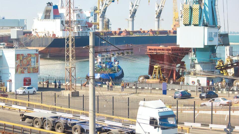 Украина практически весь экспорт отправляла по морю, другие пути очень дорогие, отметил кандидат экономических наук Иван Усс