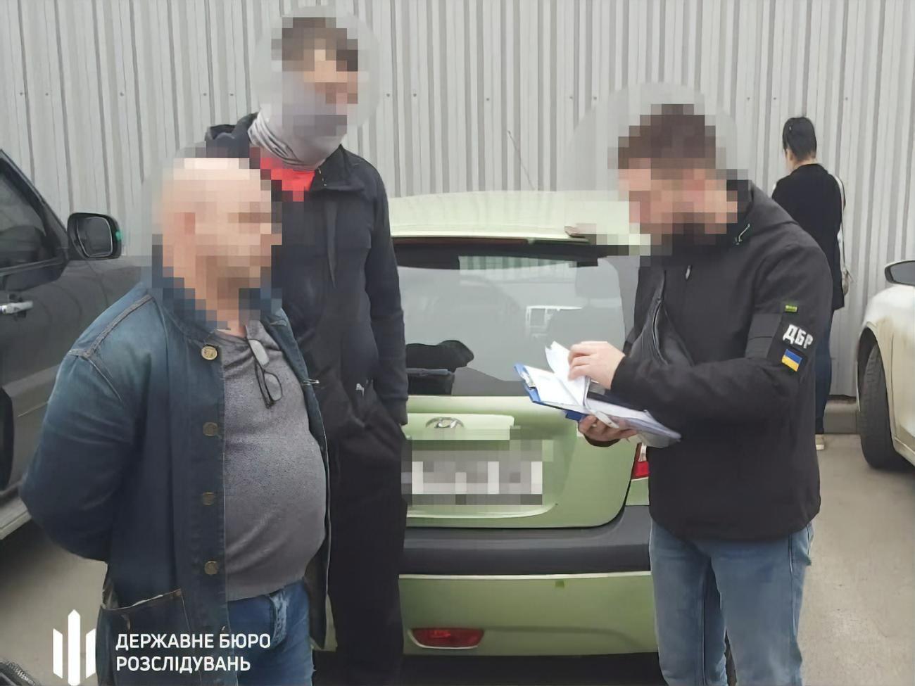 Офицер и бывший военный обвиняются в том, что фальсифицировали документы военнообязанных